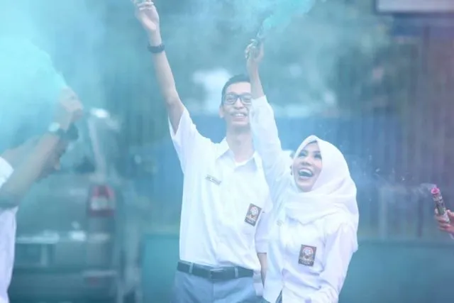 9 Ide Foto Pre-wedding Pakai Seragam Sekolah 10