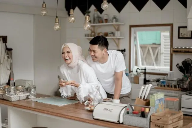 12 Ide Pose Wedding Untukmu yang Berhijab 14