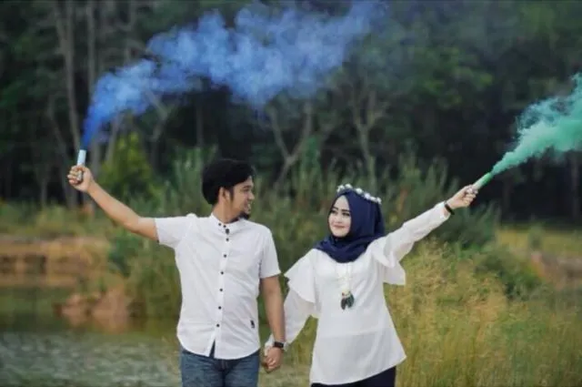 10+ Ide Foto Prewedding dengan Smoke Bomb yang Meriah 14