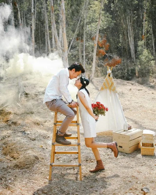 10+ Ide Foto Prewedding dengan Smoke Bomb yang Meriah 17