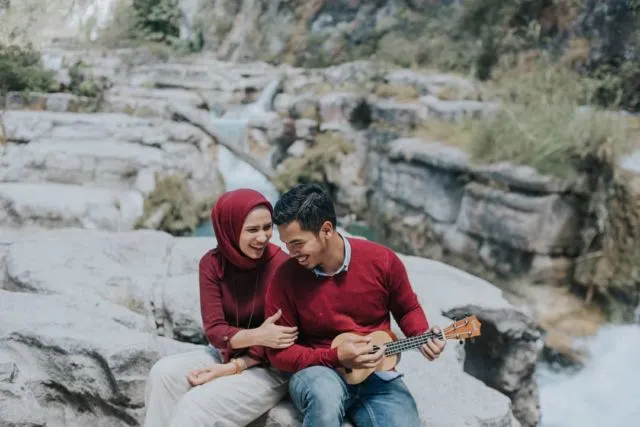 12 Ide Pose Wedding Untukmu yang Berhijab 20