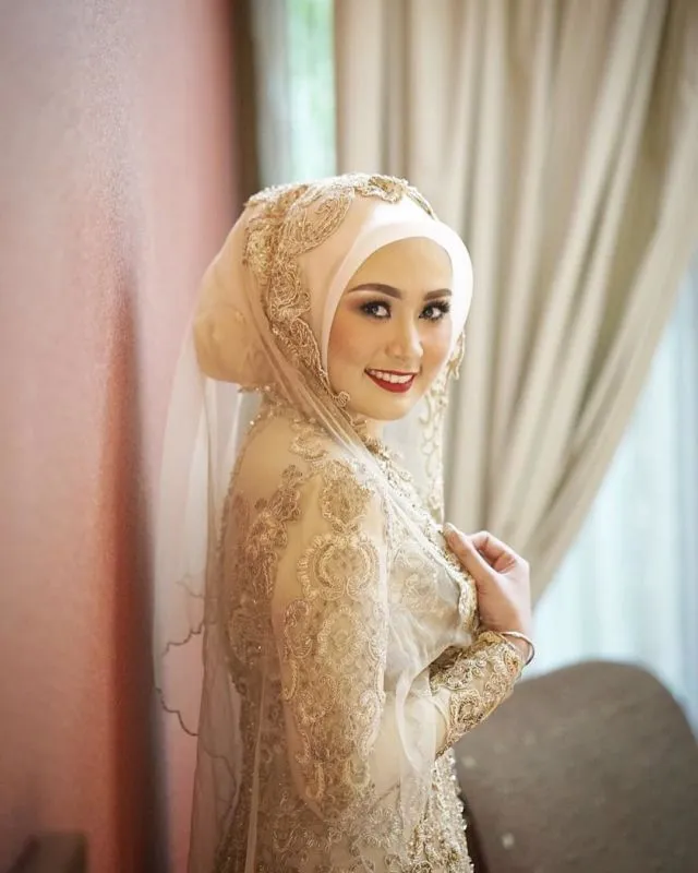 10 Padu Padan Busana Pernikahan dengan Veil Selain Putih 14