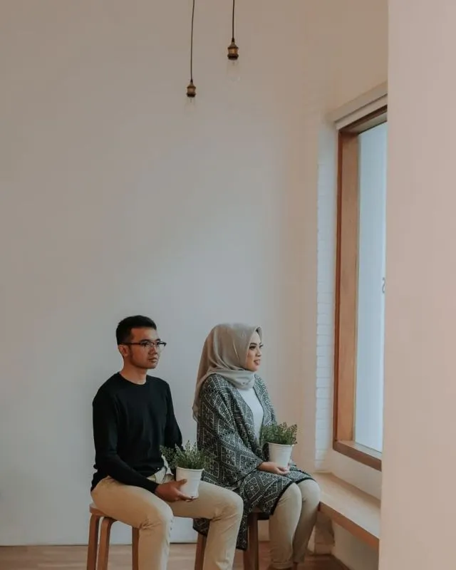 12 Ide Pose Wedding Untukmu yang Berhijab 16