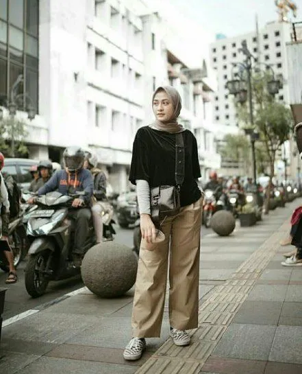 Perpaduan Sempurna Kaus dan Kulot ala 7 Hijaber ini Bisa Jadi Inspirasi. Nyaman dan Selow! 13