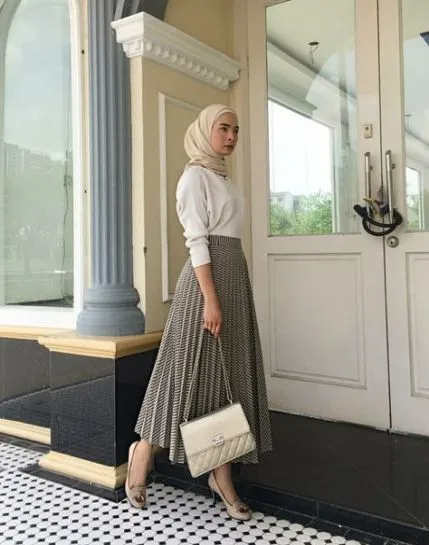8 Potret OOTD Rok Plisket Buat Hijaber agar Tampil Manis 12