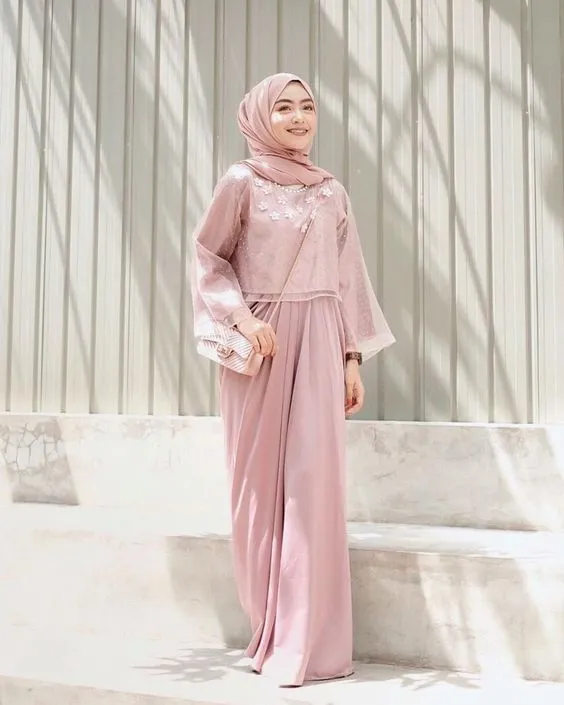 10 Ide Dress Kondangan Berbahan Satin yang Mewah 19