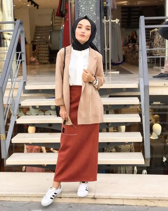 9 Inspirasi OOTD Rok Span Kalau Bosan Sama Celana 15