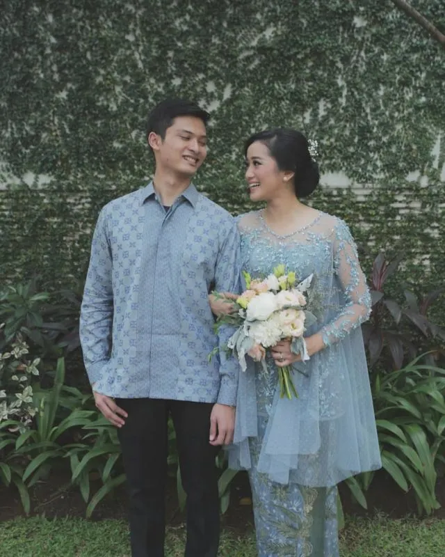 9+ Ide Baju Couple lamaran yang Kompak dengan Pasangan 12