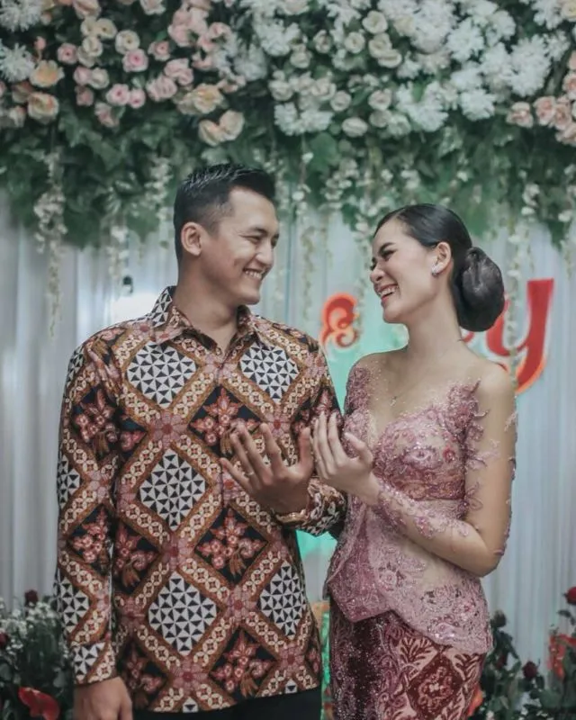 9+ Ide Baju Couple lamaran yang Kompak dengan Pasangan 13