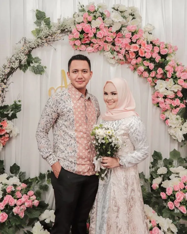 9+ Ide Baju Couple lamaran yang Kompak dengan Pasangan 20