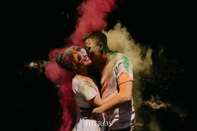 10+ Ide Foto Prewedding dengan Smoke Bomb yang Meriah 16