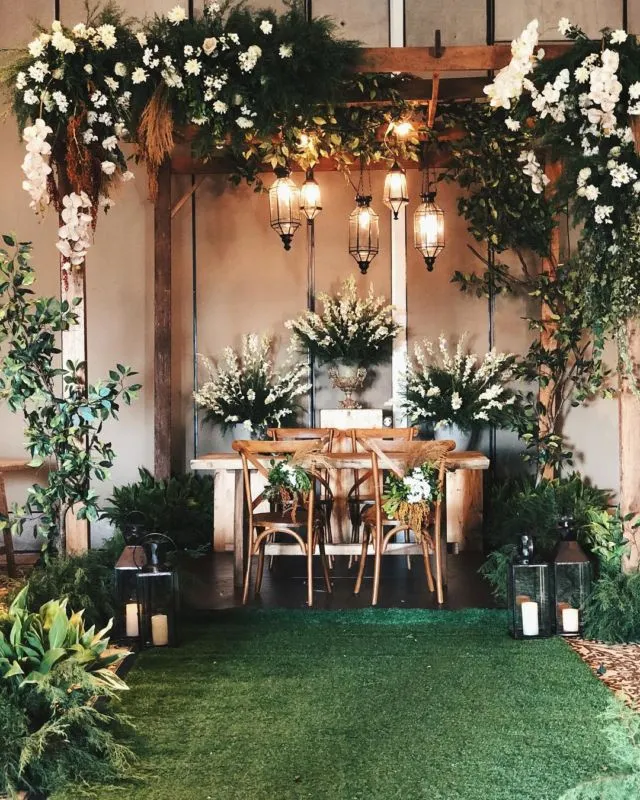 10 Ide Dekorasi Meja Akad dalam Ruangan Bertema Rustic 20