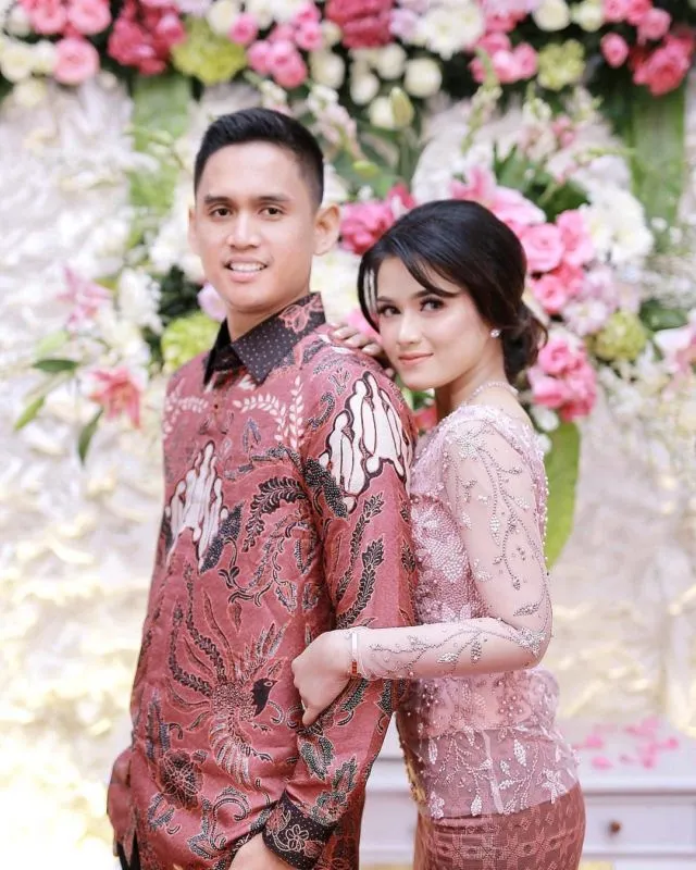 9+ Ide Baju Couple lamaran yang Kompak dengan Pasangan 17
