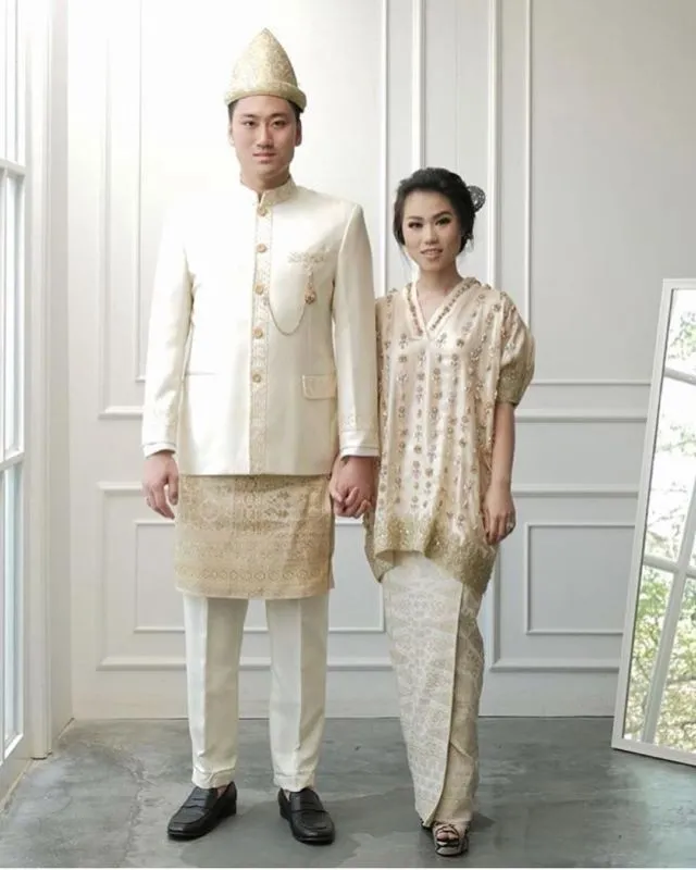 9+ Ide Baju Couple lamaran yang Kompak dengan Pasangan 14