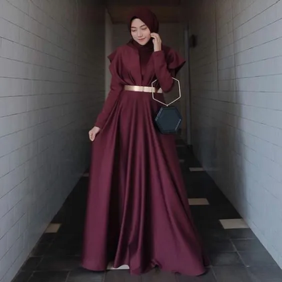 10 Ide Dress Kondangan Berbahan Satin yang Mewah 20