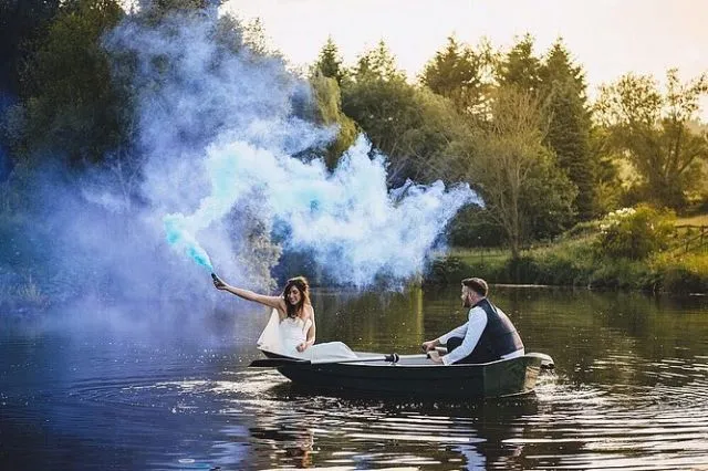 10+ Ide Foto Prewedding dengan Smoke Bomb yang Meriah 19