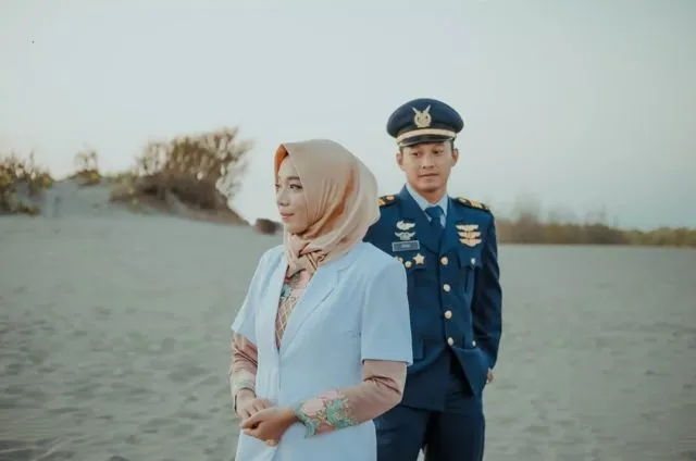10 Inspirasi Pre-wedding Tentara dan Tenaga Medis 13