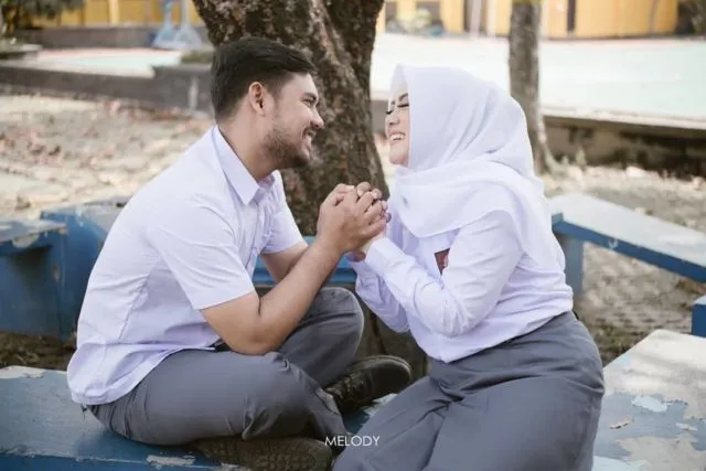 9 Ide Foto Pre-wedding Pakai Seragam Sekolah 12
