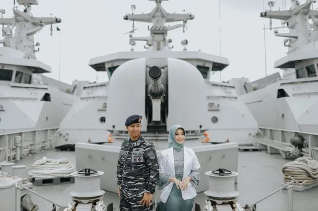 10 Inspirasi Pre-wedding Tentara dan Tenaga Medis 12