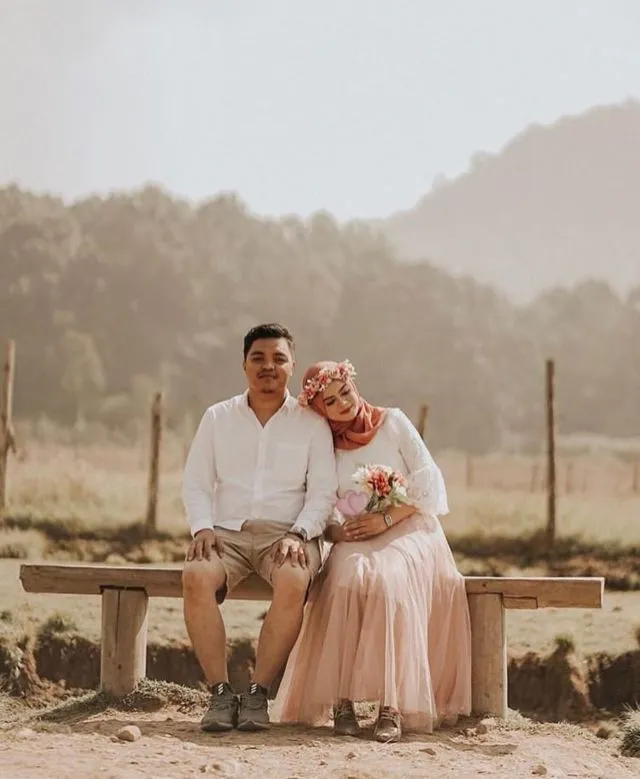 12 Ide Pose Wedding Untukmu yang Berhijab 22