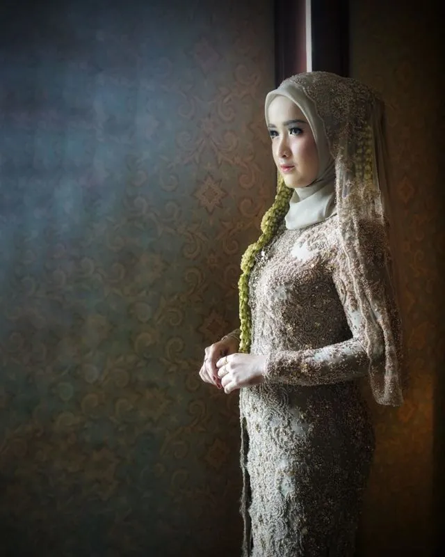 10 Padu Padan Busana Pernikahan dengan Veil Selain Putih 17