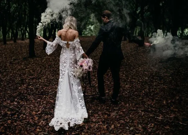 10+ Ide Foto Prewedding dengan Smoke Bomb yang Meriah 18