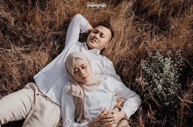 12 Ide Pose Wedding Untukmu yang Berhijab 21