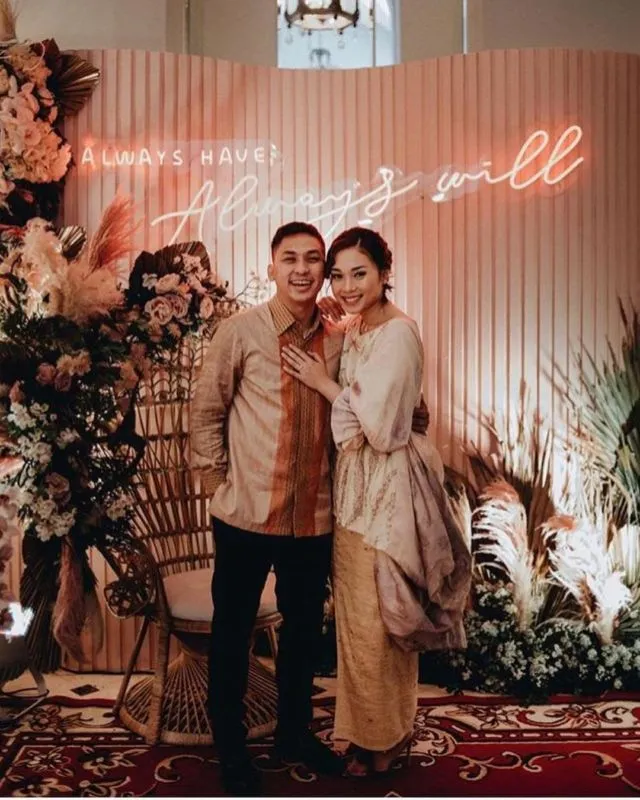 9+ Ide Baju Couple lamaran yang Kompak dengan Pasangan 16