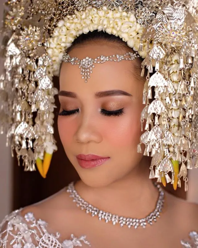 10 Ide Wedding Make-up si Kulit Sawo Matang. Rahasia Kulitmu Terlihat Paripurna Cemerlang! 16