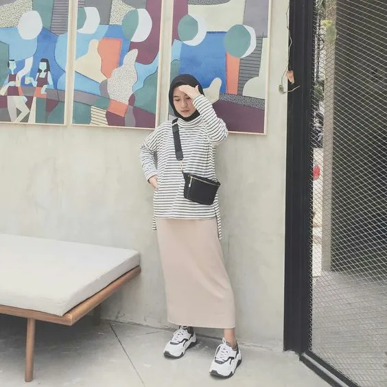9 Inspirasi OOTD Rok Span Kalau Bosan Sama Celana 16