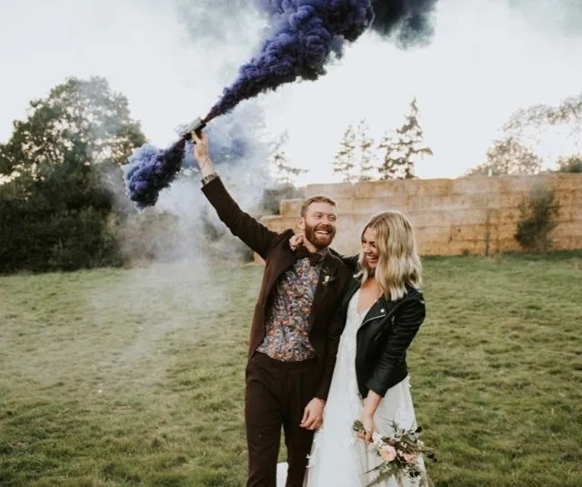 10+ Ide Foto Prewedding dengan Smoke Bomb yang Meriah 20