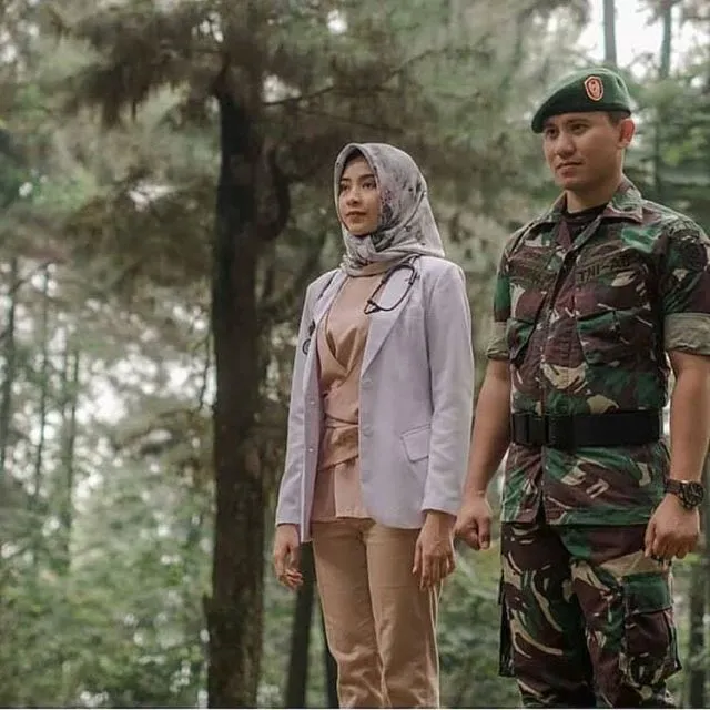 10 Inspirasi Pre-wedding Tentara dan Tenaga Medis 19