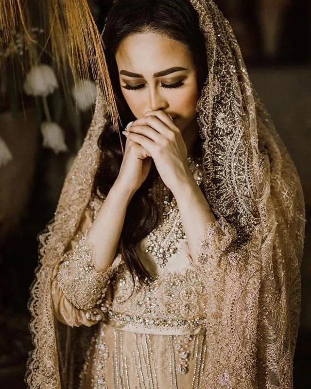10 Padu Padan Busana Pernikahan dengan Veil Selain Putih 16