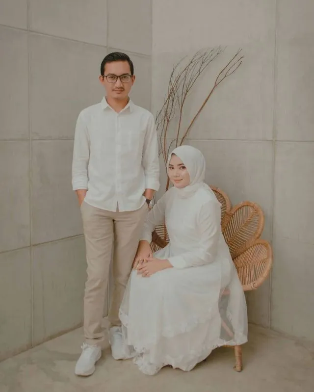 12 Ide Pose Wedding Untukmu yang Berhijab 23