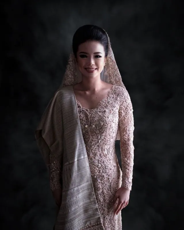 10 Padu Padan Busana Pernikahan dengan Veil Selain Putih 15