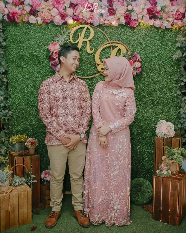 9+ Ide Baju Couple lamaran yang Kompak dengan Pasangan 15