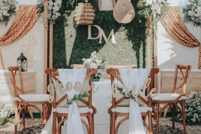 10 Ide Dekorasi Meja Akad dalam Ruangan Bertema Rustic 16