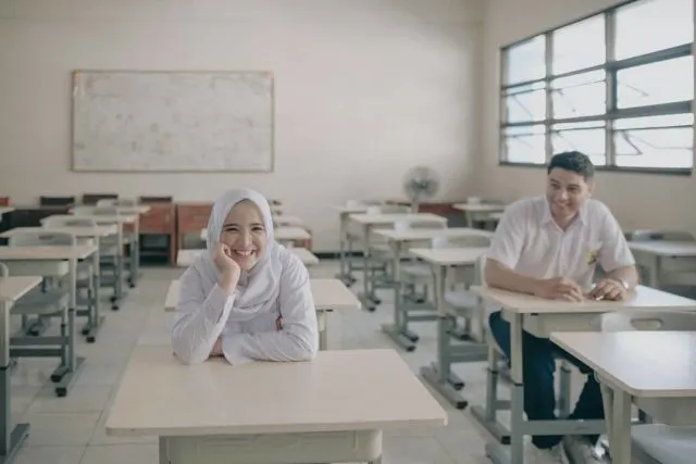 9 Ide Foto Pre-wedding Pakai Seragam Sekolah 11