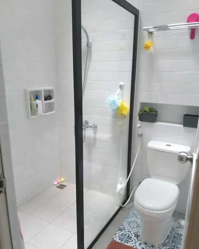 11 Desain Kamar Mandi Ukuran 2x1 Minimalis & Terlihat Luas 14