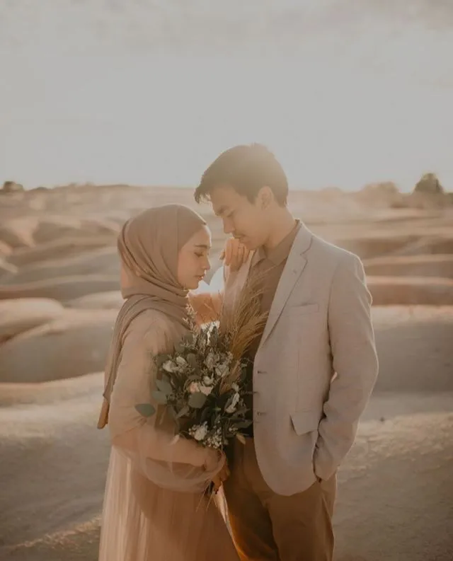 12 Ide Pose Wedding Untukmu yang Berhijab 18