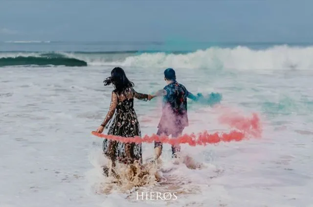 10+ Ide Foto Prewedding dengan Smoke Bomb yang Meriah 15
