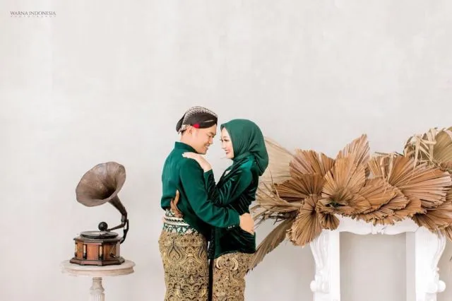 12 Ide Pose Wedding Untukmu yang Berhijab 13