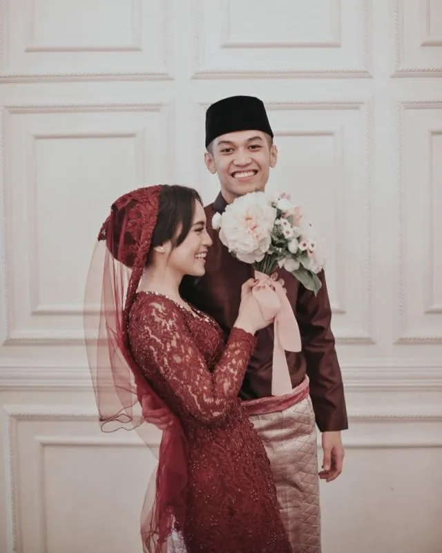 10 Padu Padan Busana Pernikahan dengan Veil Selain Putih 11