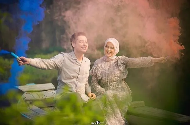 12 Ide Pose Wedding Untukmu yang Berhijab 17