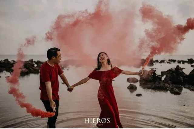 10+ Ide Foto Prewedding dengan Smoke Bomb yang Meriah 12