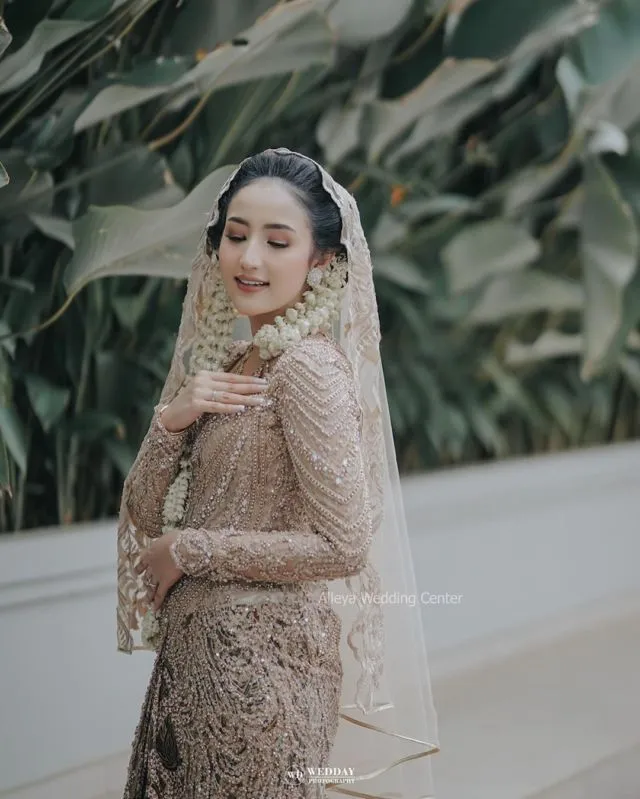 10 Padu Padan Busana Pernikahan dengan Veil Selain Putih 12