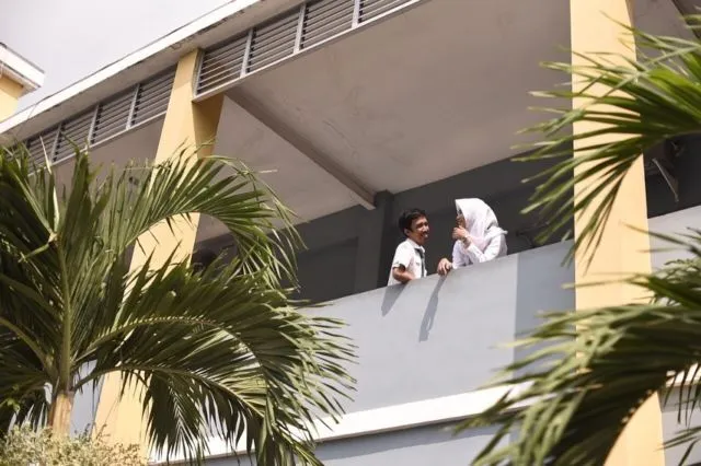 9 Ide Foto Pre-wedding Pakai Seragam Sekolah 14