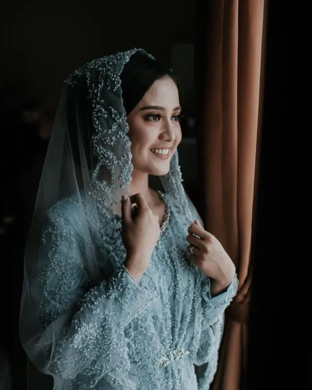 10 Padu Padan Busana Pernikahan dengan Veil Selain Putih 13