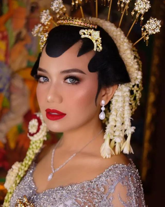 10 Ide Wedding Make-up si Kulit Sawo Matang. Rahasia Kulitmu Terlihat Paripurna Cemerlang! 11