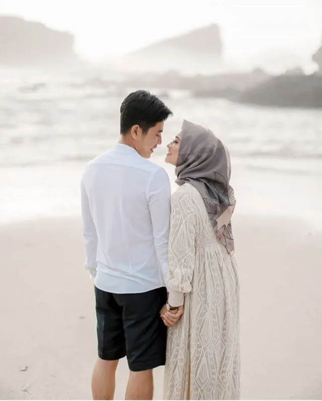 12 Ide Pose Wedding Untukmu yang Berhijab 19